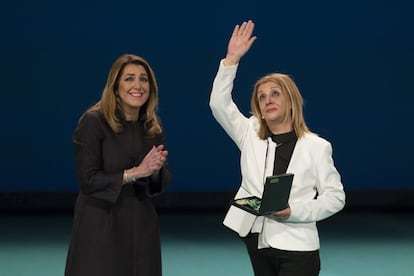 Dolores Arjona, sobrina de Gregorio Sánchez 'Chiquito de la Calzada', recoge la medalla de Andalucia de manos de Susana Díaz.