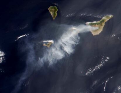 Imagen tomada este viernes por un satélite de la NASA en la que se observa la extensa columna de humo del incendio de Arico (Tenerife) visible desde el espacio, que pasa por encima de las islas de La Gomera y El Hierro y se adentra en el océano Atlántico.