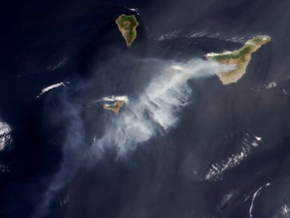 Imagen tomada este viernes por un satélite de la NASA en la que se observa la extensa columna de humo del incendio de Arico (Tenerife) visible desde el espacio, que pasa por encima de las islas de La Gomera y El Hierro y se adentra en el océano Atlántico.