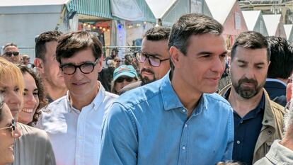El presidente del Gobierno, Pedro Sánchez, acompañado por el líder del PSC, Salvador Illa, ha visitado por sorpresa este miércoles en la Feria de Abril de Barcelona.