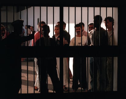 Presos comunes en la cárcel de Salé, en las inmediaciones de Rabat (Marruecos), en 1998.