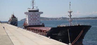 El barco Tevfik Bey, atracado en el puerto de Tarragona.