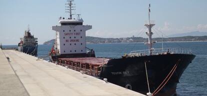 El barco Tevfik Bey, atracado en el puerto de Tarragona.