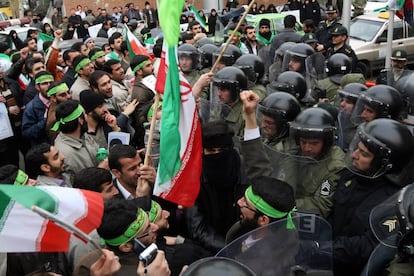 Polic&iacute;as antidisturbios contienen a activistas basiyis concentrados ante la Embajada de Italia en Ir&aacute;n, en Teher&aacute;n, durante una protesta por las cr&iacute;ticas europeas al programa nuclear iran&iacute;.