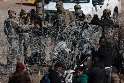 Migrantes esperaban el día 2 para cruzar una alambrada en el área fronteriza con Estados Unidos, en Ciudad Juárez (México).