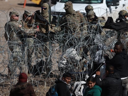 Migrantes esperaban el día 2 para cruzar una alambrada en el área fronteriza con Estados Unidos, en Ciudad Juárez (México).