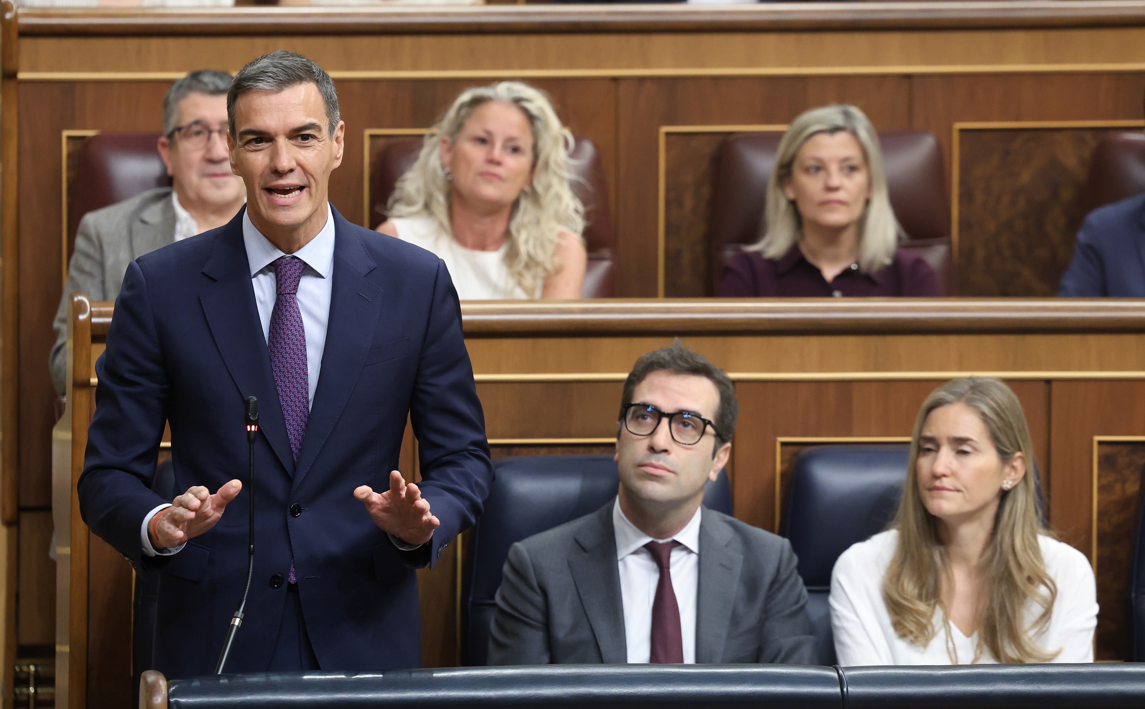 Sánchez se sumerge en la inmigración y en la política internacional en una de sus peores semanas