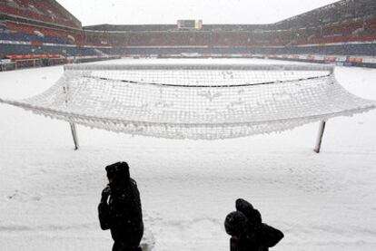 El estadio Reyno de Navarra, ayer cubierto por un manto de nieve.