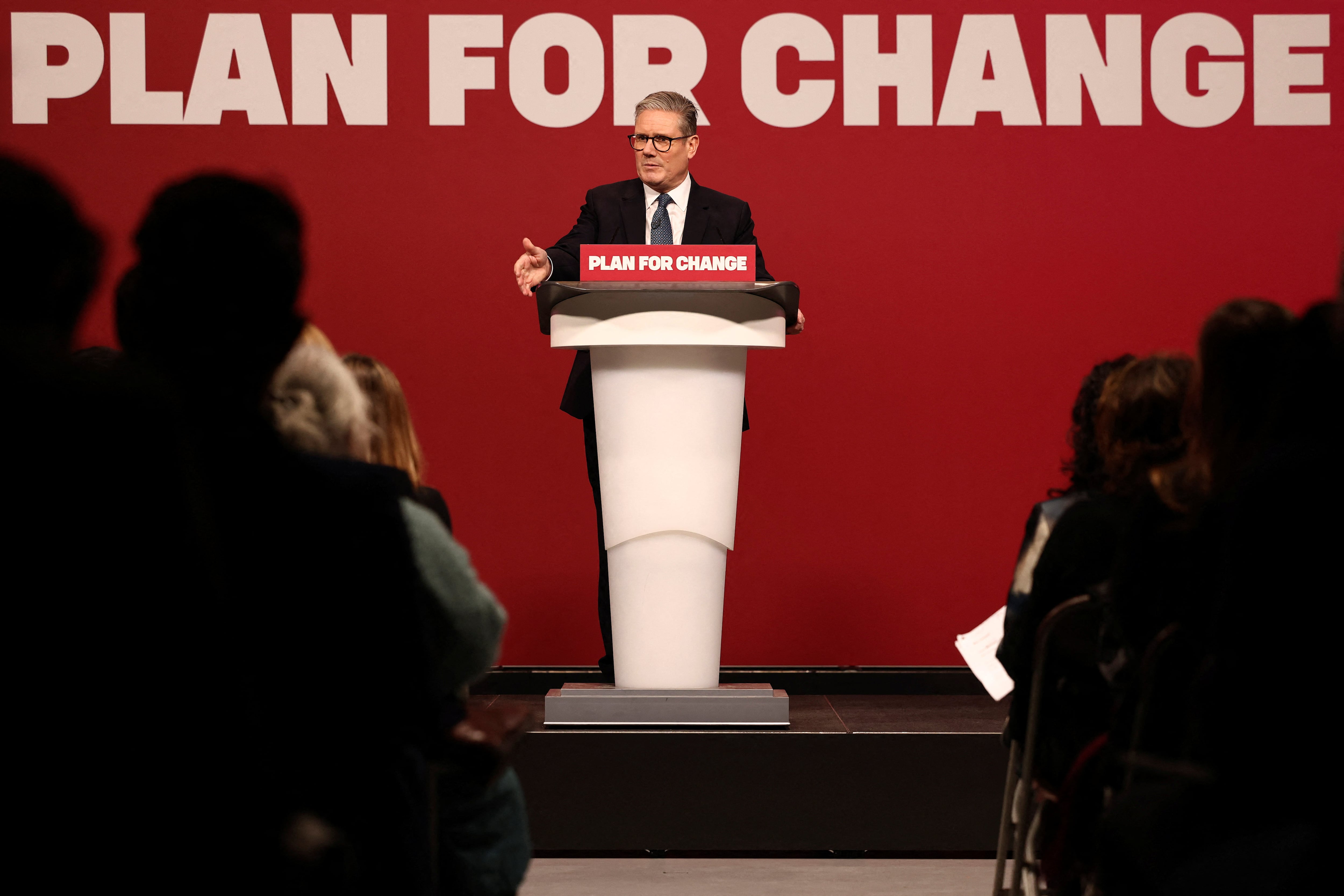 Keir Starmer promete más policías y viviendas públicas para relanzar un Gobierno en horas bajas