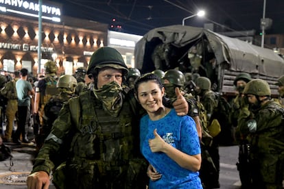 Una mujer se fotografía con uno de los mercenarios del grupo Wagner poco antes de la retirada de la milicia de la ciudad de Rostov, el sábado.
