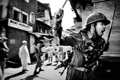 De la serie 'La guerra en las puertas del paraíso'. Un soldado indio reprime una manifestación de separatistas en Srinagar, Kashmir (Fotografía cedida por los Premios Luis Valtueña).