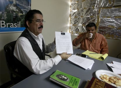 Zelaya muestra uno de los documentos presentados en la mesa de diálogo con los representantes de Micheletti.