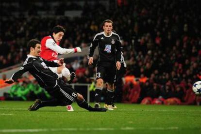 Nasri remata en la jugada que supuso el tercer gol del Arsenal.