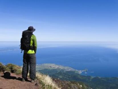 Un excursionista disfrutando de las vistas en la isla de Rishiri-to, en Hokkaido (Japón).