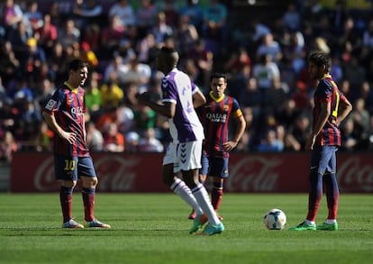 Messi, Xavi y Neymar, tras recibir el gol del Valladolid