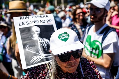 Una manifestante participa en la marcha, este domingo, en Madrid.