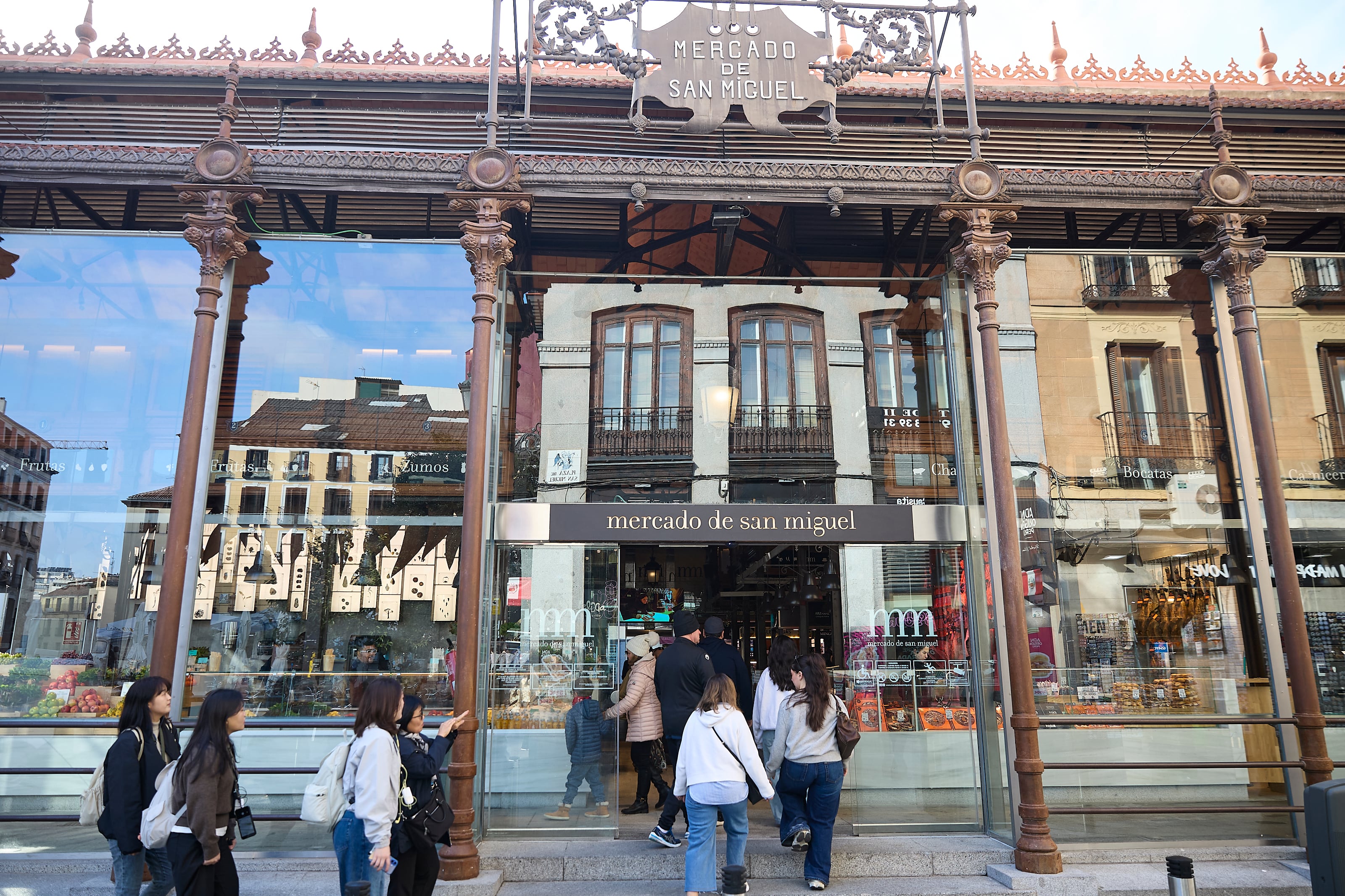 Los multimillonarios dueños de C&A se hacen con el Mercado de San Miguel de Madrid