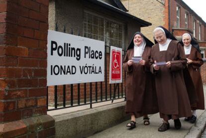 Monjas carmelitas se disponen a votar en un colegio electoral cerca de Dublín.