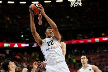 Walter Tavares del Real Madrid en acción durante el partido semifinal de baloncesto de la Euroliga Final Four entre el FC Barcelona y el Real Madrid en Kaunas, Lituania