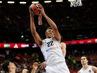 Walter Tavares del Real Madrid en acción durante el partido semifinal de baloncesto de la Euroliga Final Four entre el FC Barcelona y el Real Madrid en Kaunas, Lituania