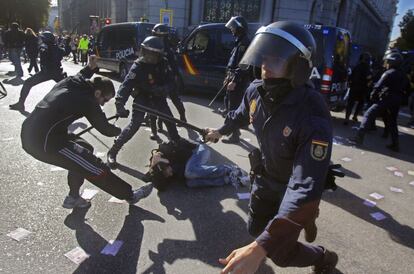 Enfrentamientos en la plaza de Cibeles entre la Policía Nacional y un grupo de manifestantes que han cortado el Paseo del Prado se han saldado con 15 heridos leves.