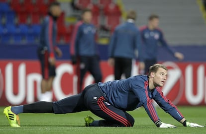 Neuer realiza estiramientos durante el entrenamiento.
