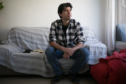 Carles Matamala, realizador despedido pocos días antes de iniciarse la crisis sanitaria, en Barcelona.