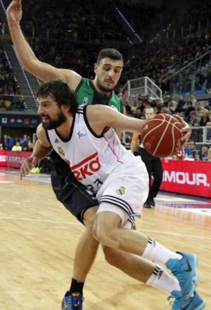 Sergio Llull supera la defensa de Ventura