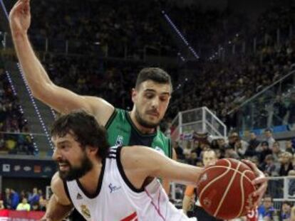 Sergio Llull supera la defensa de Ventura