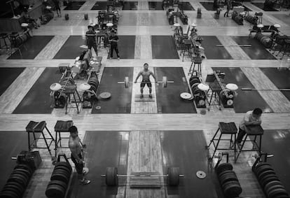 Long Qingquan, que compite en la categoría de 56 kg como levantador de peso, entrena en el Centro de Entrenamiento de la Administración General de Deportes de China, en Pekín. Long Qingquan ha ganado tres campeonatos mundiales y es medalla de oro de las Olimpiadas de 2008.