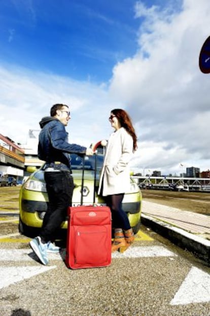 Raquel Torres (conductora) e Iván Donoso (pasajero), usuarios de Blablacar, salen de viaje de la estación de Chamartín, en Madrid.