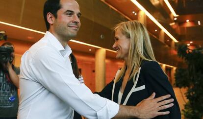 Cristina y Aguado tras la reunión mantenida para negociar un pacto de investidura el pasado 10 de junio