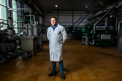 Agustín Oliver, maestro de la almazara, en una zona de la fábrica. Su trabajo consiste en vigilar cada detalle en la producción del aceite Puerta de las Villas, la marca de la Sociedad Cooperativa San Vicente de Mogón. 