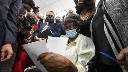 Claudette Colvin revisa unos documentos, el martes en el juzgado de Montgomery, Alabama