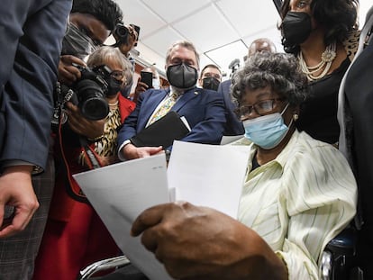 Claudette Colvin revisa unos documentos, en octubre en el juzgado de Montgomery (Alabama).