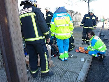 Miembros del Summa y bomberos atienden al hombre herido en San Fernando de Henares.