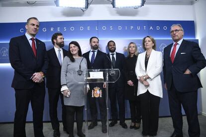 El presidente de Vox, Santiago Abascal, con la dirección de su grupo parlamentario.