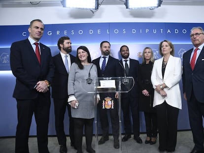 El presidente de Vox, Santiago Abascal, con la dirección de su grupo parlamentario.