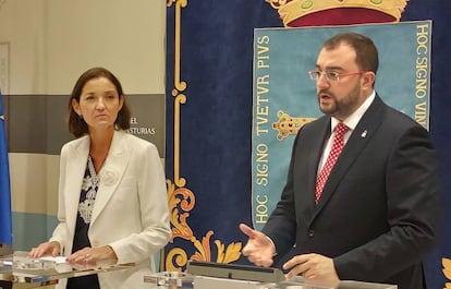 La ministra de Industria, Comercio y Turismo, Reyes Maroto, con el presidente de Asturias, Adrián Barbón