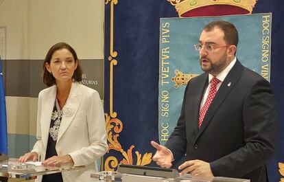 La ministra de Industria, Comercio y Turismo, Reyes Maroto, con el presidente de Asturias, Adrián Barbón