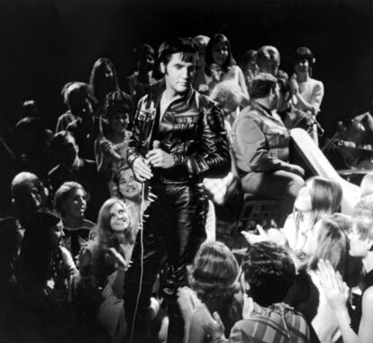 Elvis Presley rodeado de admiradoras durante la grabación del programa de televisión 'Elvis Presley's 68 Comeback Special'.