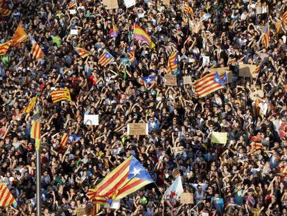 Thousands of people demonstrate during the general strike in Catalonia on October 3.