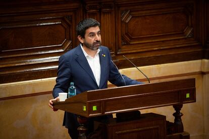 El consejero de Trabajo, Asuntos Sociales y Familias, Chakir El Homrani, interviene en una sesión del Parlament.
