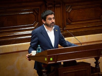 El consejero de Trabajo, Asuntos Sociales y Familias, Chakir El Homrani, interviene en una sesión del Parlament.