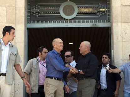 Ehud Olmert abandona el juzgado esta ma&ntilde;ana en Jerusalem.