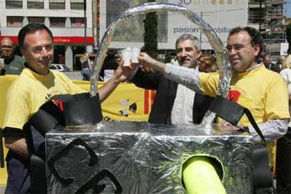 Gaspar Llamazares (en el centro) celebra en Guadalajara el cierre de la central de Zorita.