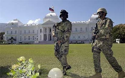 <i>Marines</i> norteamericanos protegen el Palacio Nacional, en Puerto Príncipe, después de la salida de Haití del presidente Aristide.