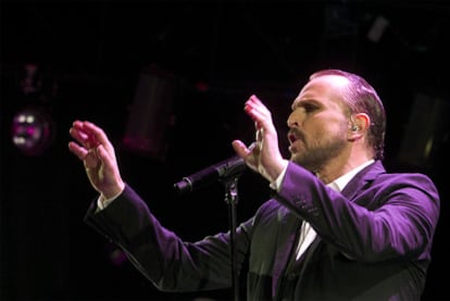 Miguel Bosé, anoche, durante su actuación en Madrid.