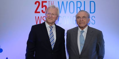 Heinrich Haasis, presidente de honor del WSBI, izquierda, con Isidro Fainé, presidente del WSBI, de la CECA y de la Fundación Bancaria La Caixa, en Nueva Delhi.