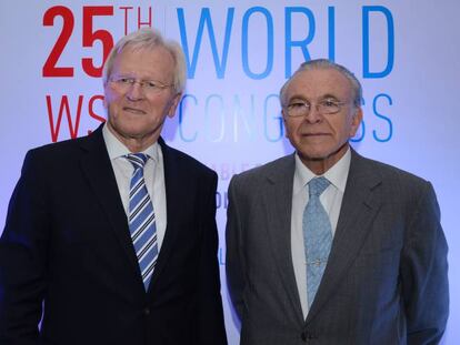 Heinrich Haasis, presidente de honor del WSBI, izquierda, con Isidro Fainé, presidente del WSBI, de la CECA y de la Fundación Bancaria La Caixa, en Nueva Delhi.